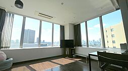 壁一面の大きな窓からは青空を一望できるパノラマビュー。明るい日差しが差し込み、日中は照明いらずです。室内（2025年6月）撮影