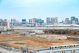 北西側からの眺望。目の前を遮る建物がなく、開放的な景色が広がります。視線が抜けることで、明るさと開放感が感じられ、心地よい空間を演出します。現地からの眺望（2025年6月）撮影
