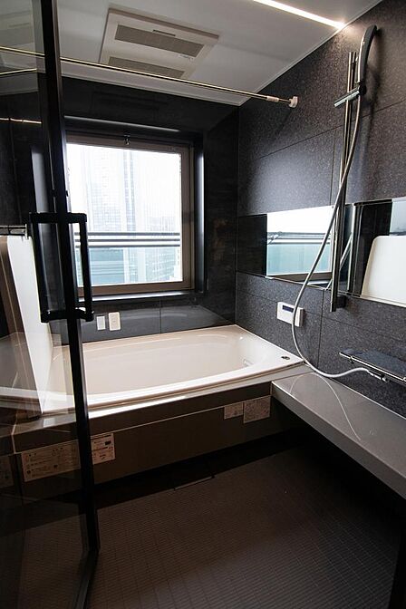 落ち着いた色調でまとめた浴室は、ホテルライクな雰囲気。大きな窓から自然光が入り、日中は明るく開放的。ゆったりと湯船に浸かり、一日の疲れを癒せます。室内（2025年12月）撮影