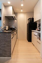 冷蔵庫や家電の配置もしやすいキッチンスペース。作業スペースにゆとりがあり、日々の家事を無理なく続けられる使い勝手の良さが魅力です。室内（2025年11月）撮影