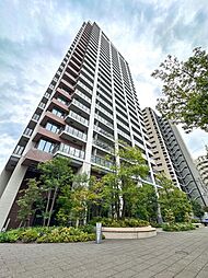 東急目黒線「不動前」駅徒歩4分。山手線「目黒」駅、都営浅草線「五反田」駅も徒歩圏内で、都心主要エリアへスムーズにアクセスできます。現地（2025年11月）撮影