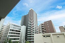 バルコニーからの眺望。周辺は中高層の建物が中心で、空が大きく感じられる開放的な景色が広がります。日中は明るい光が入り、都心にいながら伸びやかな眺めを楽しめます。現地からの眺望（2025年11月）撮影