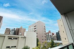 バルコニーからの眺望。周辺は中高層の建物が中心で、空が大きく感じられる開放的な景色が広がります。日中は明るい光が入り、都心にいながら伸びやかな眺めを楽しめます。現地からの眺望（2025年11月）撮影