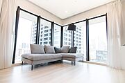 コーナーサッシを活かし、外の景色とつながるような広がりを感じられる空間となっております。室内（2026年4月）撮影