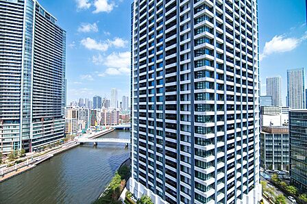 バルコニーからの眺望(北東)高層建物に囲まれつつも、都市らしいスケール感を感じられる眺めです。