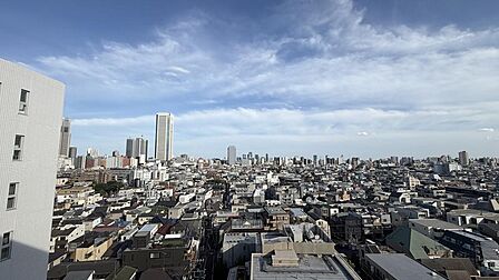 遮るものの少ない開放的な眺望が広がる住戸。晴れた日には遠くまで見渡せる景色が、毎日の暮らしに心地よい開放感をもたらします。現地からの眺望(2026年6月)撮影