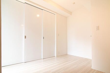 落ち着いた色味でまとめられた主寝室。穏やかな雰囲気の中で、ゆったりと休息の時間を過ごせます。室内(2026年6月)撮影