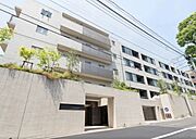 広尾駅へ徒歩14分・恵比寿駅へ徒歩15分・表参道駅へ徒歩16分と3路線3駅が利用可能で、通勤やお出かけに便利な立地です。現地(2026年6月)撮影