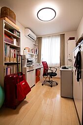 リモートワークや趣味のお部屋としても活躍。静かな時間を過ごせる落ち着いたプライベート空間です。室内（2026年7月）撮影