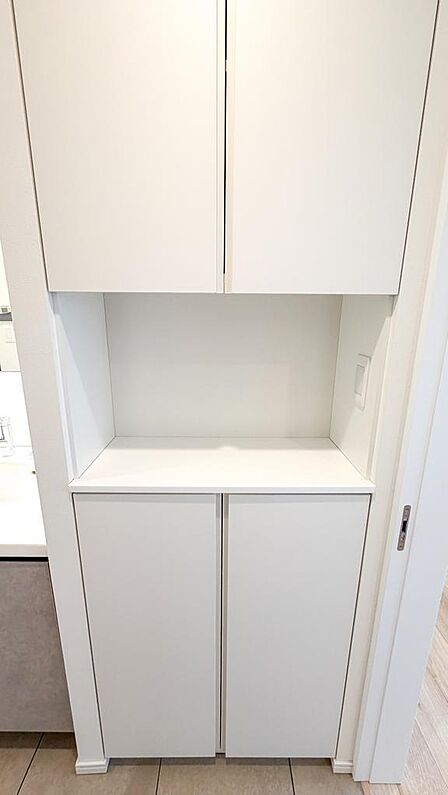 洗面室横のリネン収納。タオルや洗剤のストックもまとめて収まり、家事動線も快適です。室内(2026年7月)撮影