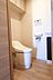 トイレ：温水洗浄便座付きトイレ。吊戸棚を備え、トイレットペーパーや掃除用品をすっきり収納できる使い勝手の良い空間です。室内（2026年9月）撮影