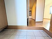 ゆとりのある玄関スペースは、上がり框がはっきりしており使いやすい設計。室内へと自然につながる動線で、来客時もすっきりとした第一印象を与えます。