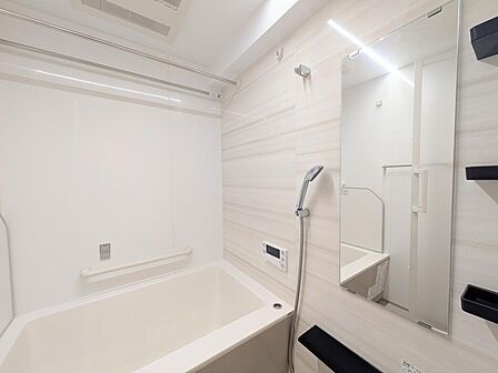 清潔感のあるバスルーム。浴室乾燥機付きで雨の日の洗濯にも対応し、毎日のバスタイムを快適に演出します。