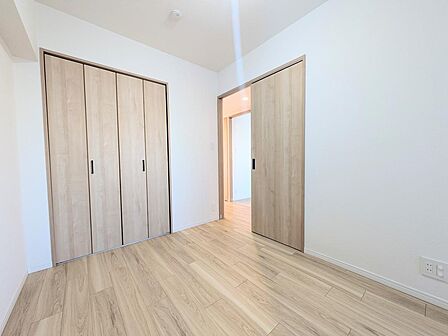 クローゼット付きで収納充実の洋室。寝室や書斎など、多目的に使える使い勝手の良い空間です。