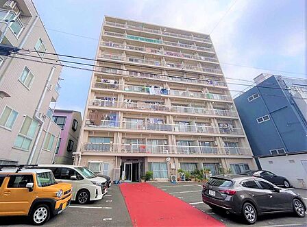 青空に映えるスタイリッシュな佇まいの大規模マンション。