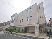 スタイリッシュなタイル貼りと、洗練された石積み調の意匠が目を惹く気品ある外観。周辺は落ち着いた住宅街で、上品でモダンな佇まいが住まう高揚感を高めてくれます。