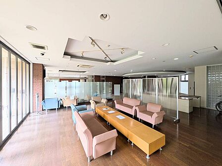 大きな窓から光が差し込む、ホテルライクで開放的な入居者専用のロビーラウンジ。
