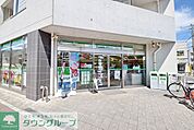 ファミリーマート 徒歩8分。コンビニ 570m