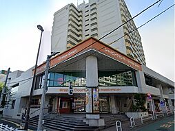 スーパーマルエツを中心に、個性豊かな専門店が約30店舗集まっています。