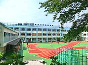 色々な本が読める図書の時間をみんな楽しみにしています。より多くの本を読んで、素敵な作品を見付けています。