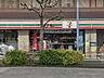 周辺：デザートなどのオリジナル商品が人気のコンビニ。24時間営業で生活用品から食材、お弁当となんでも揃います。