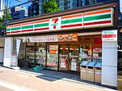 デザートなどのオリジナル商品が人気のコンビニ。24時間営業で生活用品から食材、お弁当となんでも揃います。