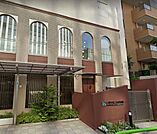 発達に合わせて温かく見守り、外部講師から英語・体操・リトミックを学んだり、地域や園外にも出かけ生活の場を広げています。
