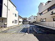 【現地写真】陽当り良好な現地！敷地はきれいに更地化・管理されており、実際の広さや開放感を現地で体感いただけます。前面道路との高低差もない平坦地のため、毎日の駐車もスムーズです。お気軽にご見学ください