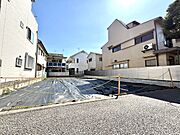 【現地写真】陽当り良好な現地！敷地はきれいに更地化・管理されており、実際の広さや開放感を現地で体感いただけます。前面道路との高低差もない平坦地のため、毎日の駐車もスムーズです。お気軽にご見学ください