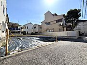 【現地写真】陽当り良好な現地！敷地はきれいに更地化・管理されており、実際の広さや開放感を現地で体感いただけます。前面道路との高低差もない平坦地のため、毎日の駐車もスムーズです。お気軽にご見学ください