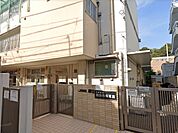 近くに大きな公園や庭園が多い環境を生かし、戸外活動を多く取り入れている区立保育園です。