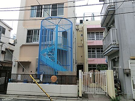 健やかな心と体を持ち、きまりを守り行動できる子ども、やさしさと思いやりの心を持ち、友だちと協力する子ども、自然や身近なことに関心を持ち、自ら考え、豊かに表現できる子どもに育てます。
