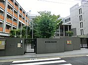 運動部・文化部合わせて12の部活動があります。毎日熱心に活動して、対外試合や各種コンクールへ果敢にチャレンジしています。