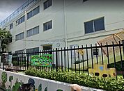 併設小学校の校庭や体育館、屋上でものびのび遊ぶことができます。小学生の姿を間近に見て、憧れや親しみの気持ちをもっています。