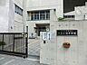 周辺：都会的で洗練された校舎。整った設備と落ち着いた環境で学べます。