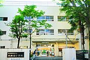 「新宿区版ＧＩＧＡスクール構想」がスタートしました。子供たちはタブレットを操作してどのような機能があるのか確かめながら学習しています。