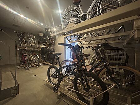 大切な自転車を雨風から守る屋内駐輪場。防犯面でも安心感があります。