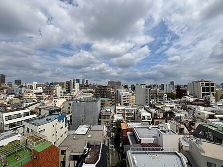 視界を遮る高い建物が周辺になく、開放的な眺望をお楽しみ頂得ます。