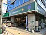 周辺：24時間営業。生鮮品もあり、お弁当やお惣菜等の食料品や日用品も豊富です。