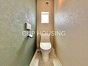 建物の雰囲気をそのままにアクセントクロスやフロアにもこだわったデザインに仕上げております。