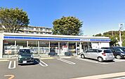ローソン綾瀬上土棚中七丁目店 徒歩3分。 220m