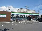 ファミリーマート厚木飯山店 徒歩2分。 140m
