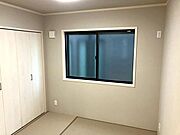 リビングに隣接した和室は、くつろぎや趣味の空間としても最適。来客時の応接やお昼寝スペースとしても便利な空間です。