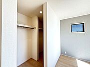 お洋服や季節物もまとめて収納できる、大容量のウォークインクローゼットです。