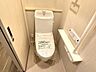 トイレ：温水洗浄便座付きで、毎日快適に使える清潔感のあるトイレです。