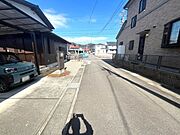 小学校まで徒歩2分！お子様の登下校も安心です！