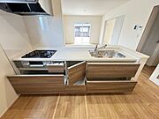 キッチン収納が充実しており、調理器具や食品もすっきり整理できます。
