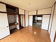 押し入れ付きの洋室です。お布団などの大きい物の収納が可能なので衣替えも楽に行えます！