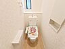 トイレ：小窓付きのトイレは、換気もでき清潔に保てるのが嬉しいでいですね！