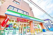 ファミリーマート 徒歩8分。 640m